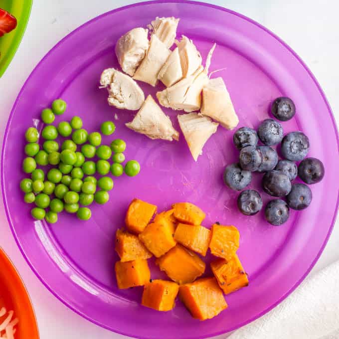  Assiette enfant violette avec pois, poulet, myrtilles et patate douce
